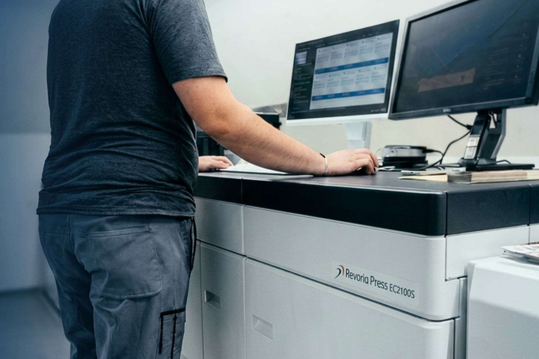 Mitarbeiter bedient die Revoria Digitaldruckmaschine.